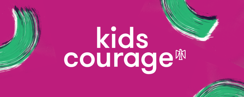 KidscCourage-Logo auf pinken Hintergrund mit grünen Pinselstrichen.